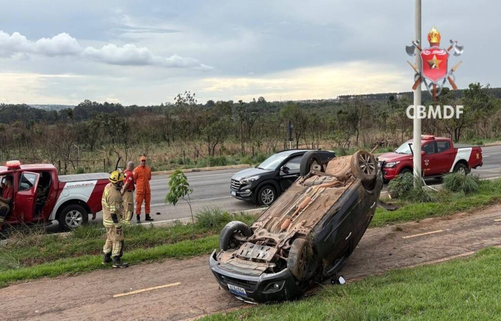 carro-capota-em-rodovia-do-df-e-motorista-sobrevive