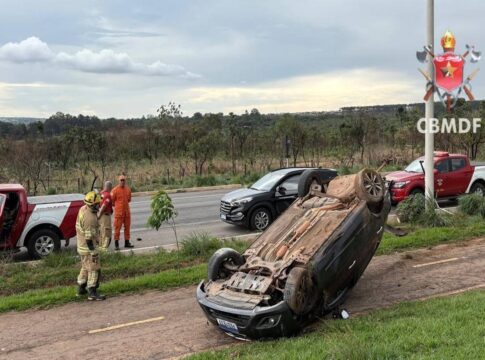 carro-capota-em-rodovia-do-df-e-motorista-sobrevive