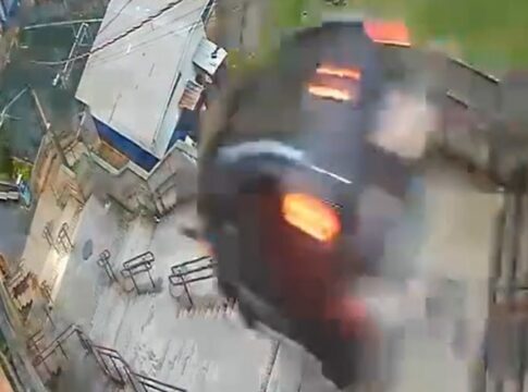 motorista-perde-o-controle-e-carro-despenca-em-escadaria-de-sao-paulo