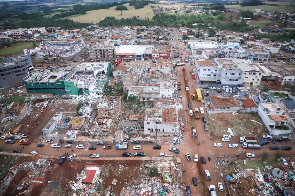 em-luto,-cidade-arrasada-por-tornado-enfrenta-desafio-da-reconstrucao