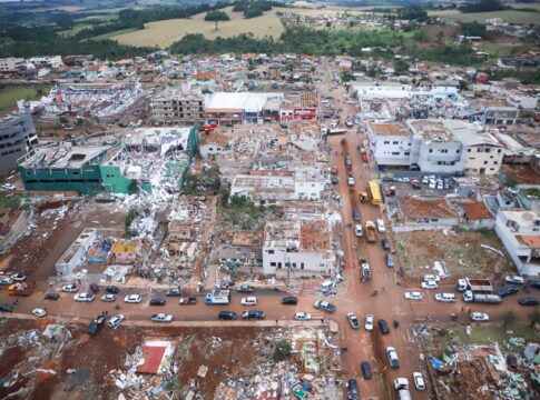 em-luto,-cidade-arrasada-por-tornado-enfrenta-desafio-da-reconstrucao