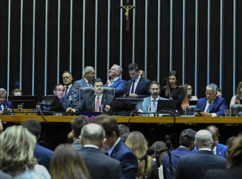 pt-e-centrao-se-unem-para-votar-projeto-de-propriedade-de-meteoritos