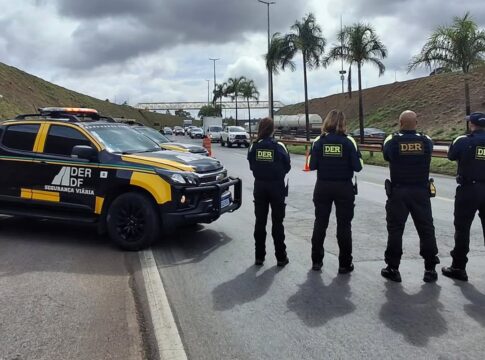motoristas-sao-autuados-em-blitz-de-fim-de-ano.-entenda-a-operacao