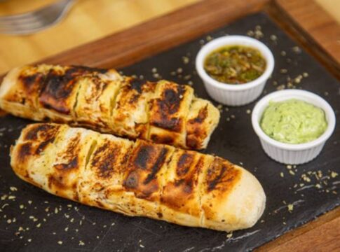 pao-de-alho-recheado-e-a-receita-que-vai-roubar-a-cena-no-churrasco