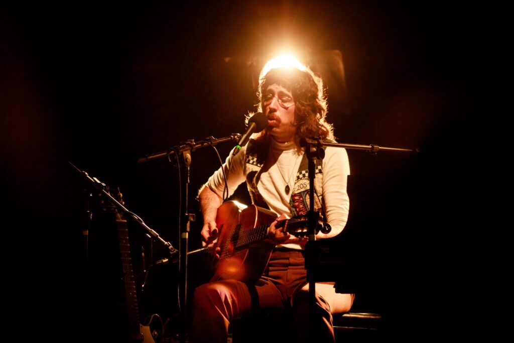 tim-bernardes-encanta-brasilia-com-show-intimista-no-estilo-brasil