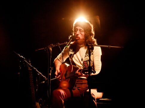 tim-bernardes-encanta-brasilia-com-show-intimista-no-estilo-brasil