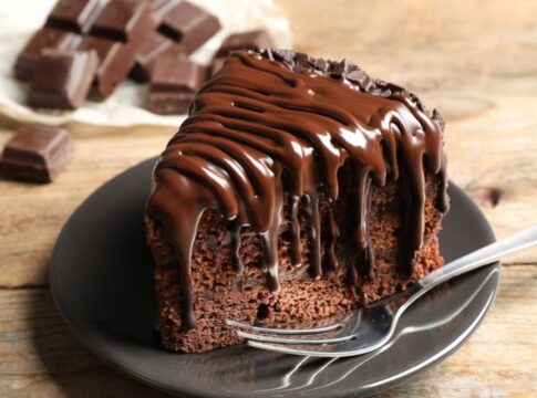 aprenda-a-fazer-bolo-de-chocolate-vegano-fofinho-e-cheio-de-sabor