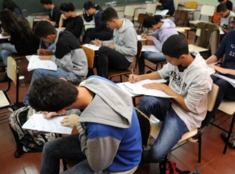 mais-de-4,8-milhoes-de-estudantes-fazem-o-enem-neste-domingo