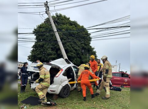 video-mostra-passageiros-presos-as-ferragens-apos-carro-bater-em-poste