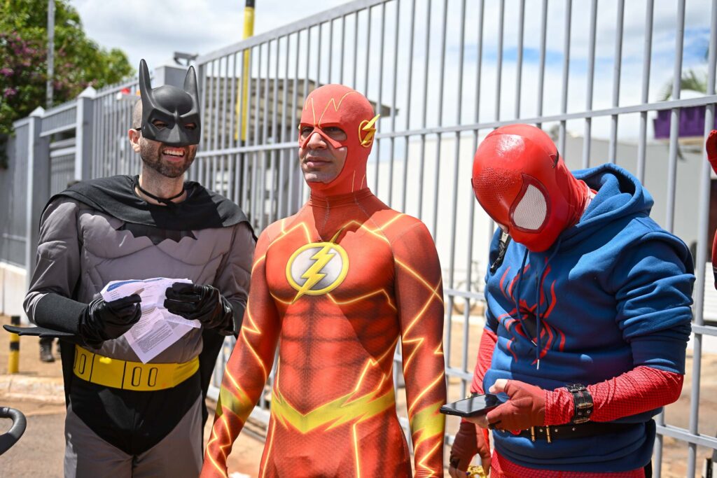 enem:-batman,-flash-e-homem-aranha-se-atrasam-e-perdem-prova-no-df