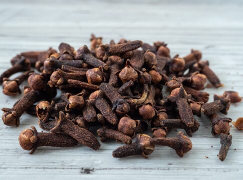 sensualidade-a-flor-da-pele:-5-simpatias-com-cravo-da-india