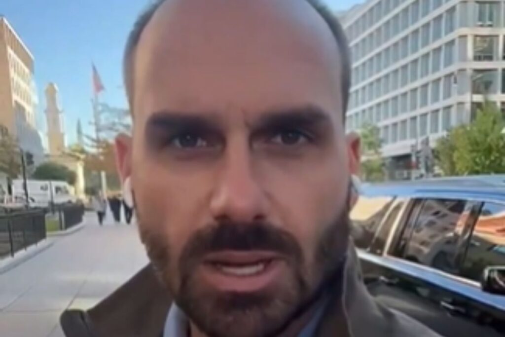 eduardo-bolsonaro-reage-a-governador-que-o-chamou-de-louco:-“bosta”