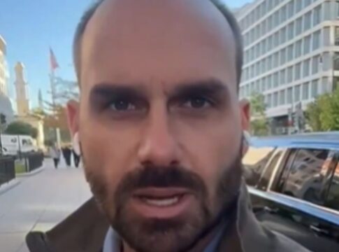 eduardo-bolsonaro-reage-a-governador-que-o-chamou-de-louco:-“bosta”