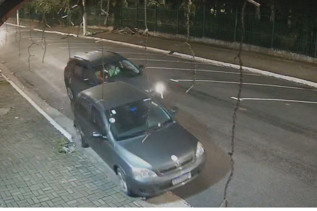 perda-total:-motorista-bate-em-carro-parado,-arrasta-veiculo-e-foge