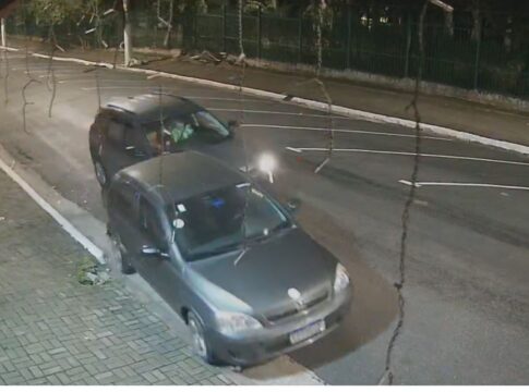 perda-total:-motorista-bate-em-carro-parado,-arrasta-veiculo-e-foge