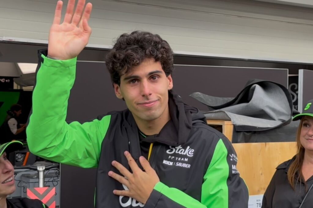 bortoleto-chora-ao-falar-com-torcedores-apos-o-gp-de-sao-paulo