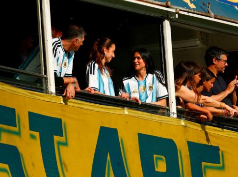 video:-dua-lipa-assiste-a-boca-juniors-x-river-plate-na-argentina