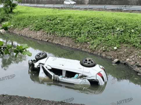 audi-bate-em-arvore,-cai-em-corrego-e-deixa-3-mortos-no-litoral-de-sp