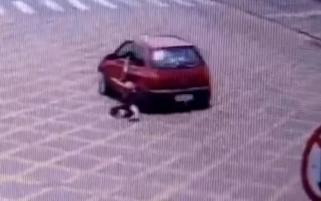 ex-arrasta-de-proposito-mulher-presa-a-carro-em-goias.-video