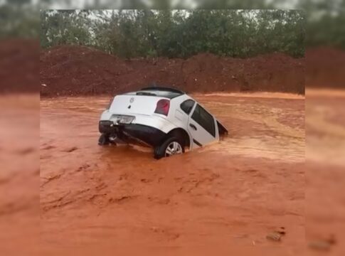 imagens-mostram-carro-sendo-engolido-por-cratera-durante-chuvas-no-df
