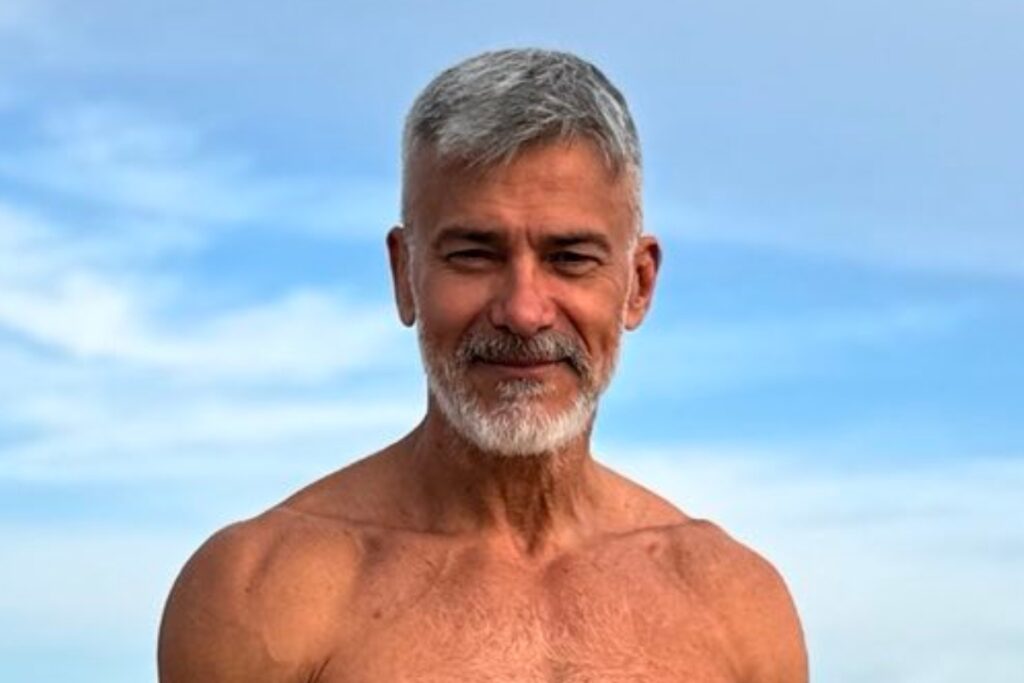 aos-56-anos,-leonardo-vieira-arranca-suspiros-ao-posar-de-sunga