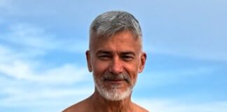 aos-56-anos,-leonardo-vieira-arranca-suspiros-ao-posar-de-sunga