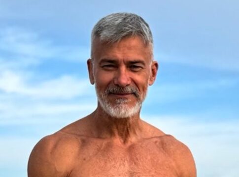 aos-56-anos,-leonardo-vieira-arranca-suspiros-ao-posar-de-sunga