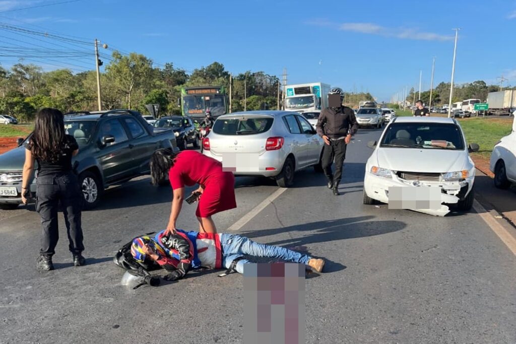 motociclista-sofre-fratura-exposta-na-perna-apos-bater-em-carro-no-df