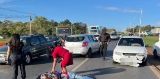 motociclista-sofre-fratura-exposta-na-perna-apos-bater-em-carro-no-df