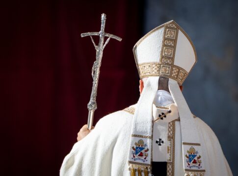 novo-filme-ambientado-no-vaticano-contara-historia-real-de-sacerdote