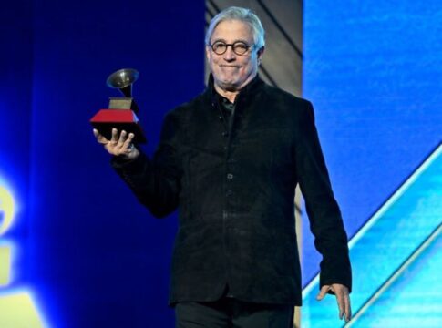 cantor-brasileiro-recebe-premio-especial-da-academia-do-grammy-latino