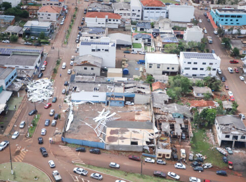 camera-registrou-chegada-de-tornado-devastador-no-parana
