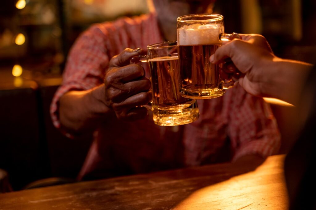 briga-de-bar:-a-guerra-entre-a-heineken-e-a-ambev