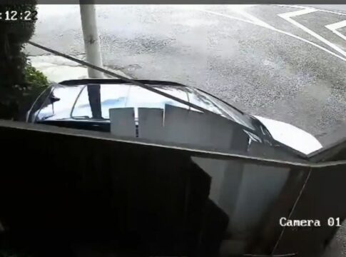 fuga-de-motel:-mulher-arromba-portao-e-avanca-contra-policial-em-sp