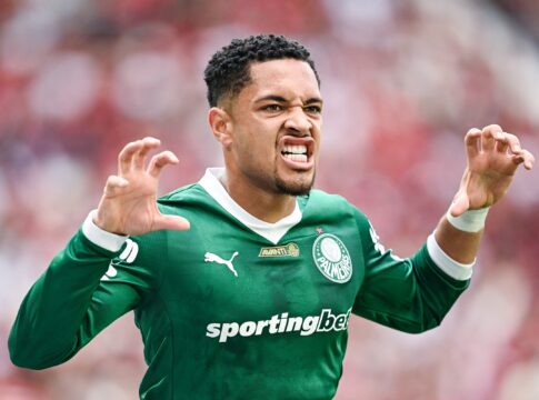 vitor-roque-esta-perto-de-fazer-temporada-mais-artilheira-da-carreira