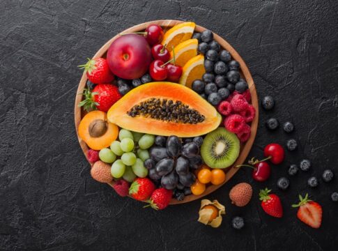 ouro-negro:-fruto-melhora-a-saude-do-intestino-e-aumenta-a-saciedade