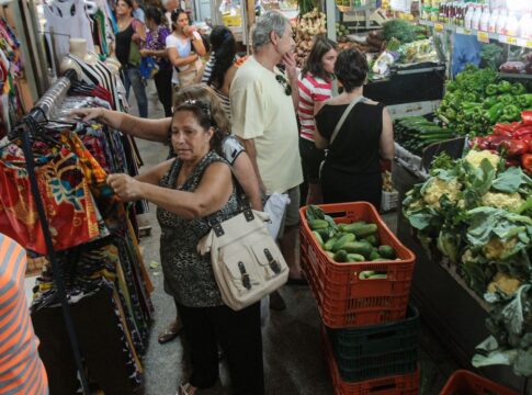 inpc-recua-para-0,03%-em-outubro-e-acumula-4,49%-em-12-meses