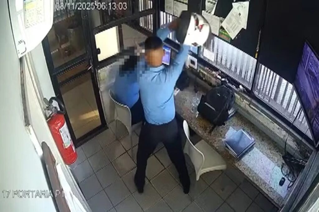 porteiro-agride-colega-com-capacete-em-guarita-de-condominio