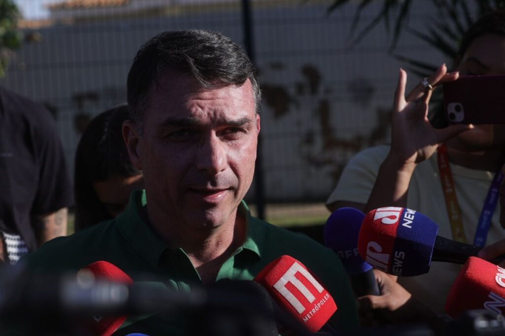 flavio-diz-que-“sistema-quer-calar-bolsonaro”-com-prisao-domiciliar