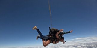 influencer-salta-nua-de-paraquedas-e-surpreende-ao-revelar-motivacao