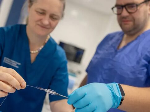 medicos-realizam-primeira-cirurgia-de-avc-remota-do-mundo