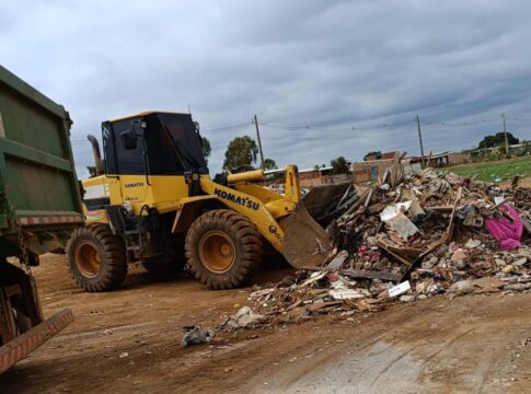 lixo,-entulho-e-ate-bichos-mortos-sao-retirados-das-margens-de-rodovia