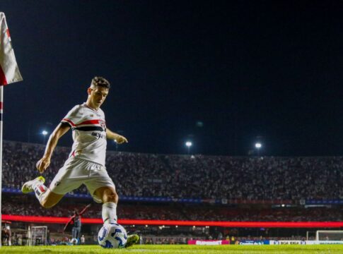 oscar,-do-sao-paulo,-e-levado-ao-hospital-por-alteracoes-cardiologicas