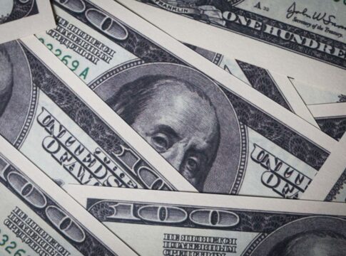 dolar-cai-a-r$-5,27,-menor-valor-desde-junho-de-2024.-bolsa-dispara