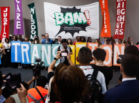 ativistas-protestam-por-transicao-justa-e-financiamento-climatico