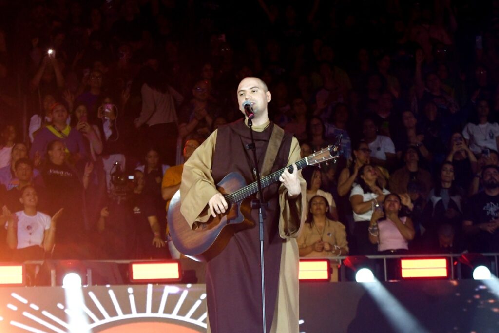 frei-que-pediu-“fim-do-comunismo”-ganha-titulo-em-brasilia.-veja