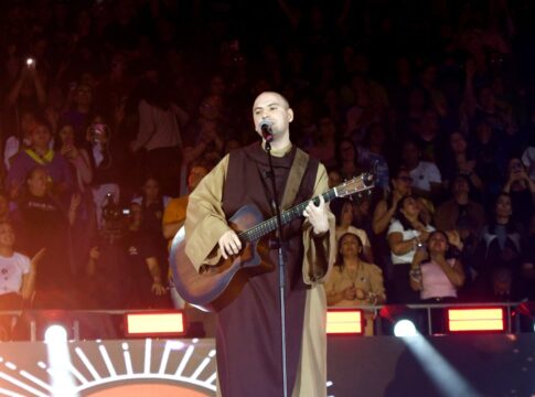 frei-que-pediu-“fim-do-comunismo”-ganha-titulo-em-brasilia.-veja