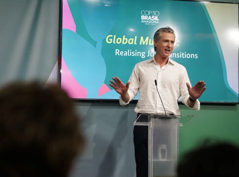 governador-da-california-ataca-tarifaco-de-trump:-“tarifas-bolsonaro”