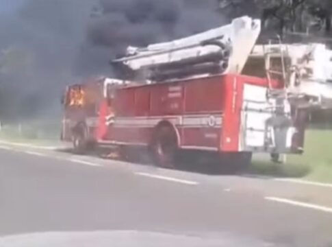 caminhao-do-corpo-de-bombeiros-pega-fogo-em-rodovia-no-interior-de-sp