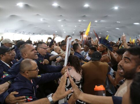 manifestantes-tentam-entrar-na-cop30-e-ha-confronto-com-seguranca